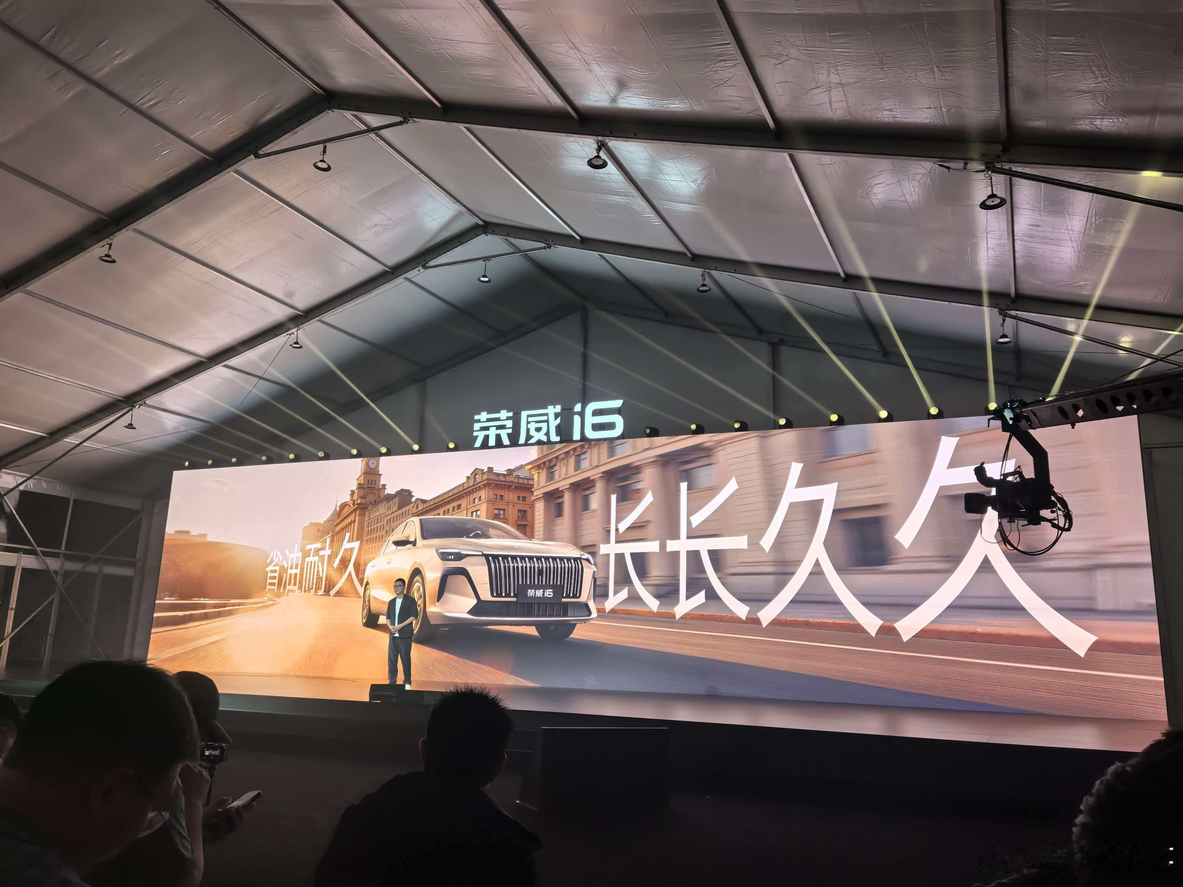 车圈现在也太疯了吧白天德系试车场疯狂颠测，晚上发布会直接土摇蹦迪，国企反差感拉满