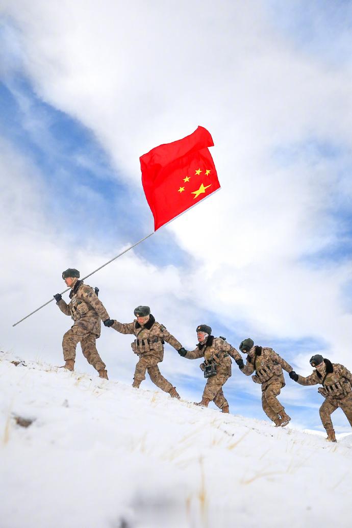 【致敬！#边防战士6月仍在踏雪巡逻#】近日，新疆军区某合成团官兵在海拔5200米