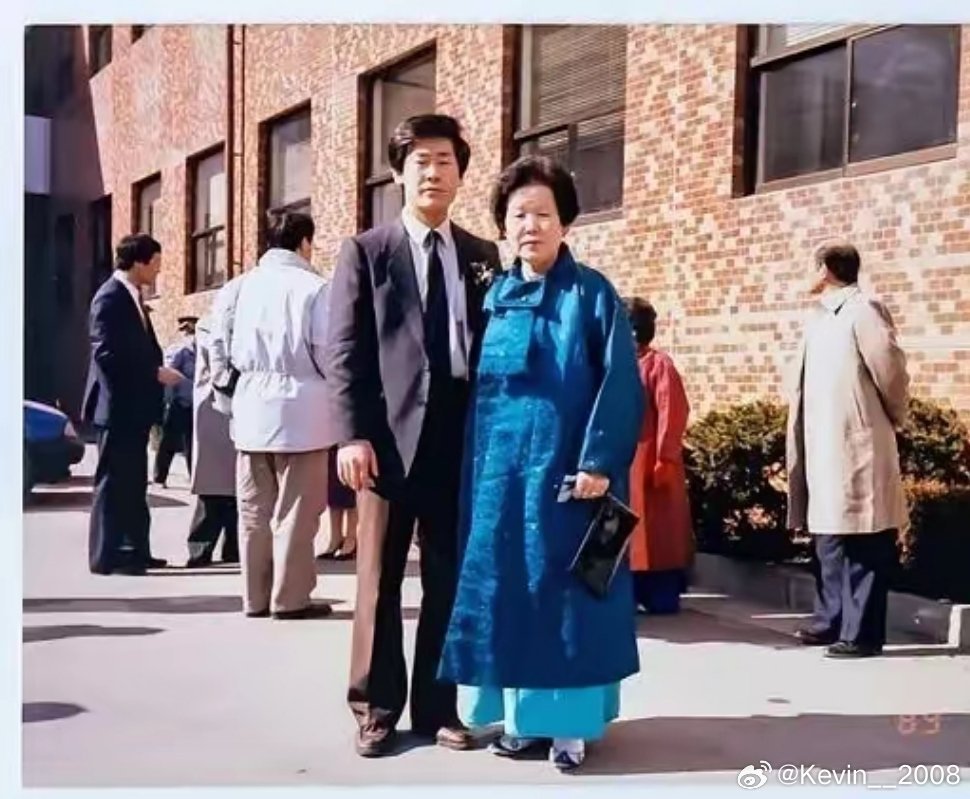 李在明和母亲的合影，感觉长相上，李在明随了母亲。 ​​​