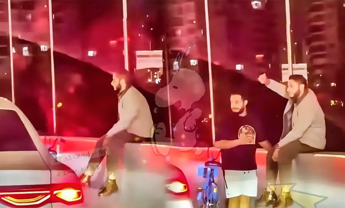 上海高架惊现外籍违规骑行：车流中“比耶”炫耀，谁看了不窝火？
 
“滚回自己的国