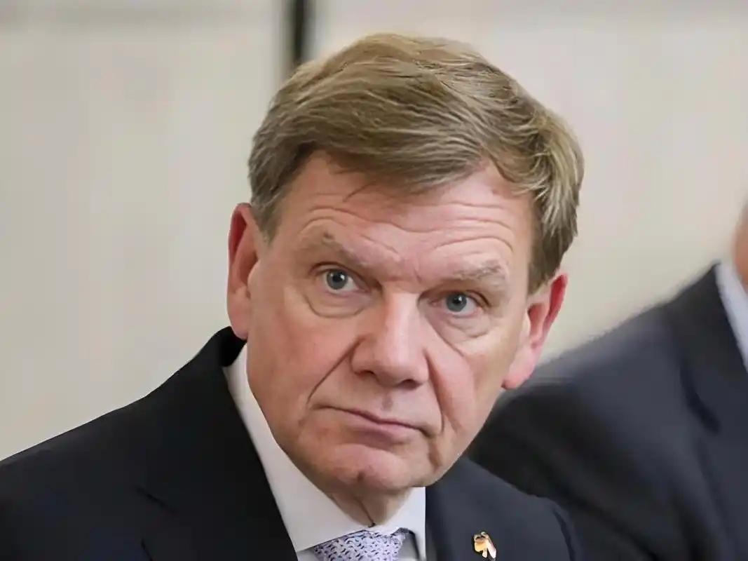 德国外长瓦德富尔表示，安理会必须体现21世纪的世界格局，而不是1945年战后初期