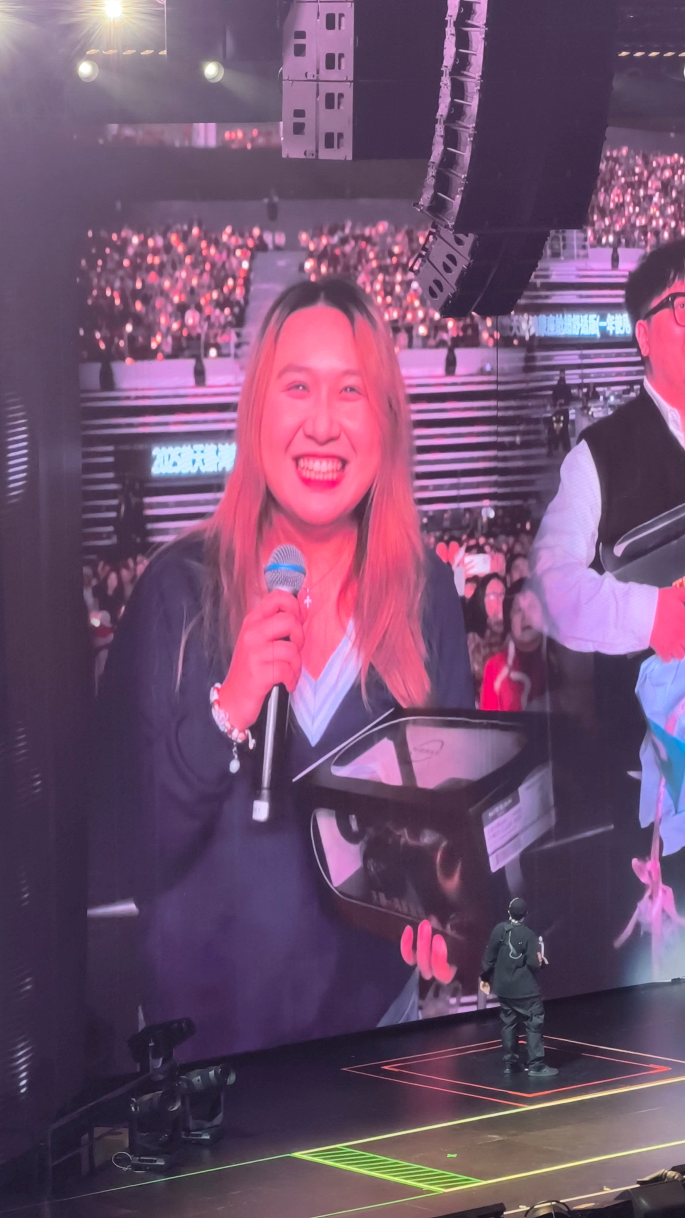 张靓颖演唱会现场送车天籁·鸿蒙座舱确实是不错，主打一个燃油车的顶尖智能体验，别的