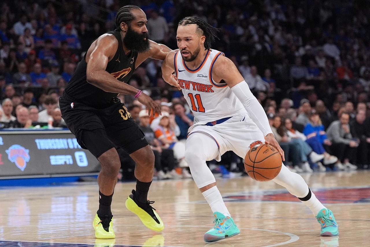 哈登和米切尔率领的骑士队被尼克斯队横扫出局，无缘NBA总决赛。在比赛之后，詹姆斯