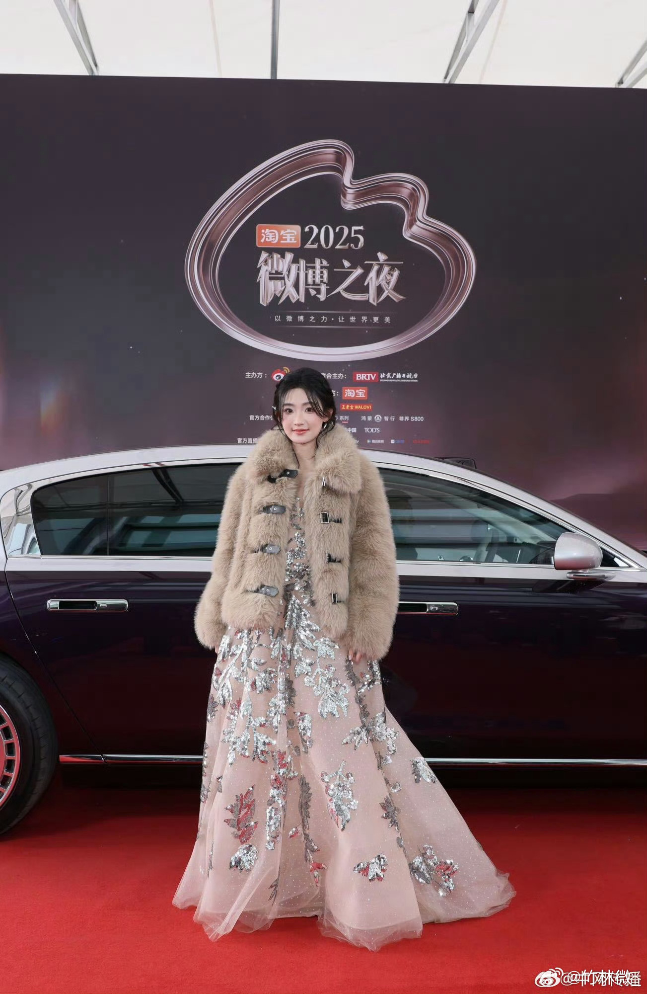 微博之夜明星首批下车生图 微博之夜明星下车名场面蹲到首批下车生图也太顶了！明星们