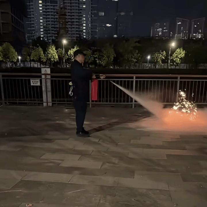 我敬佩你的敬业，但你不懂科学，你也不懂中国的传统不是你随随便便就能浇灭了的。