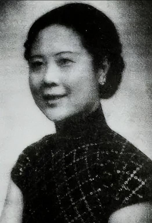 1937年，张学良走进寺庙上香，一个女子悄悄掏出手枪，准备杀死他，这时，于凤至双