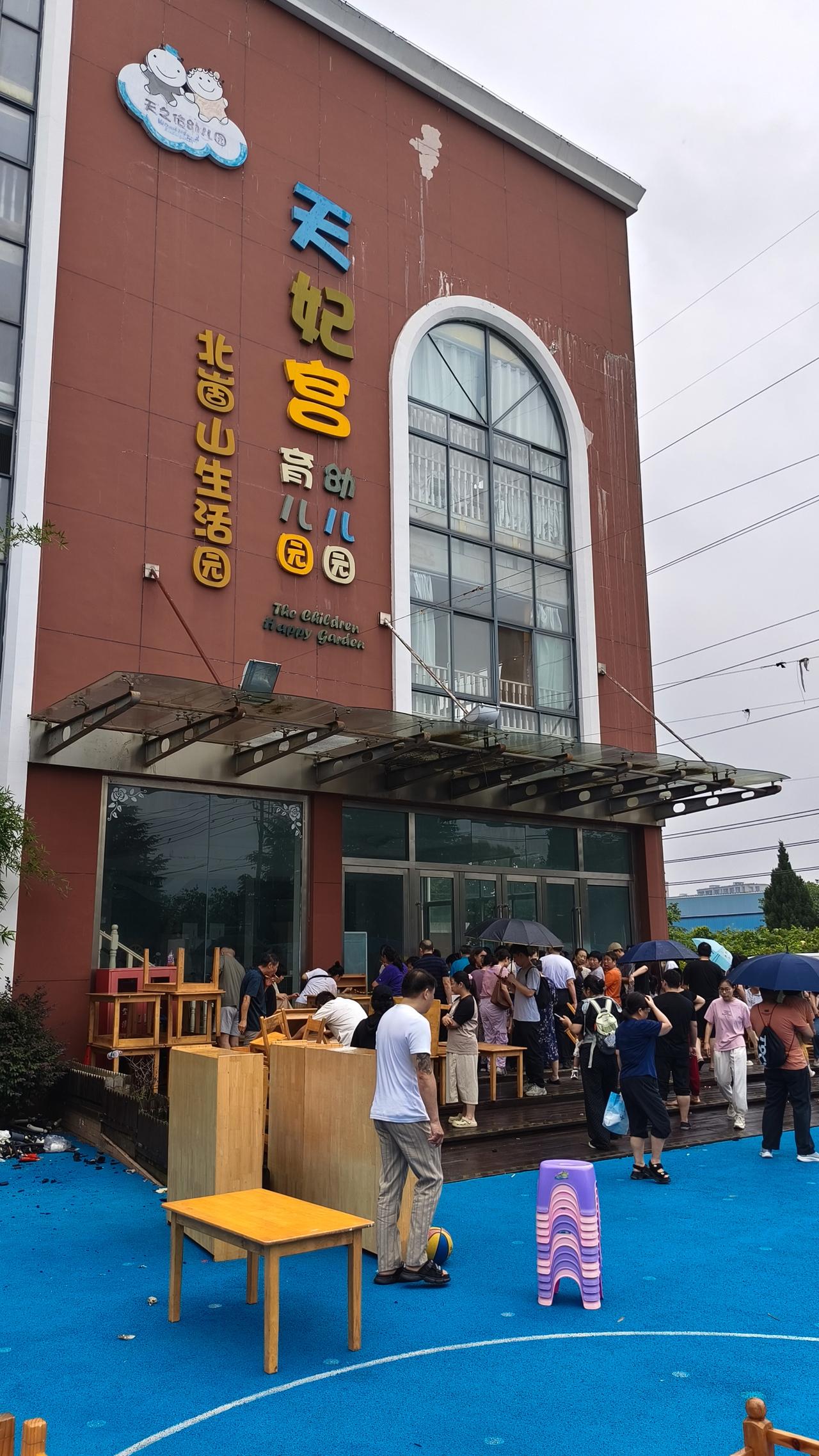 《南京又一所老牌省级优质园倒了，幼
儿园物品拍卖引发众多市民捡漏》
   7月4