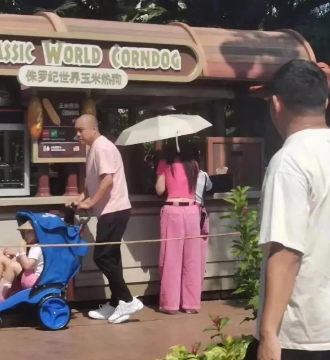 董璇和高云翔两人穿着粉色衣服带着女儿在北京环球影城逛街。大家不禁猜测他们是否要复