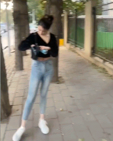 男：这姑娘长得真好看，做什么行业的，以后去照顾你生意！
女：火葬场上班，啥时候来