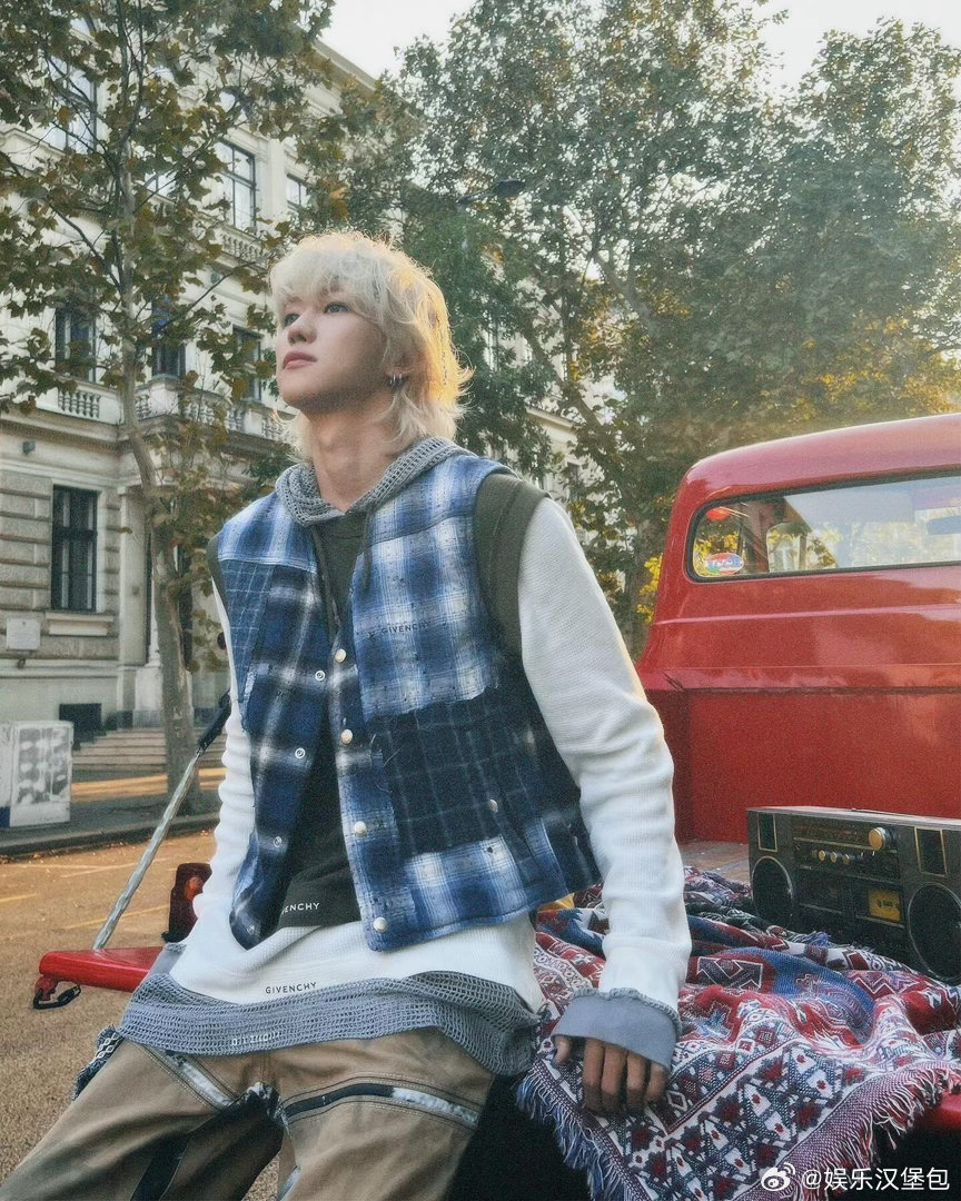 徐明浩巴塞尔艺术展香港巴塞尔艺术展偶遇徐明浩 徐明浩这头金发在巴塞尔艺术展里真的