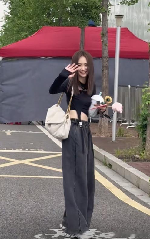 她真的吃过一顿饱饭吗？好瘦好瘦奥！​​​