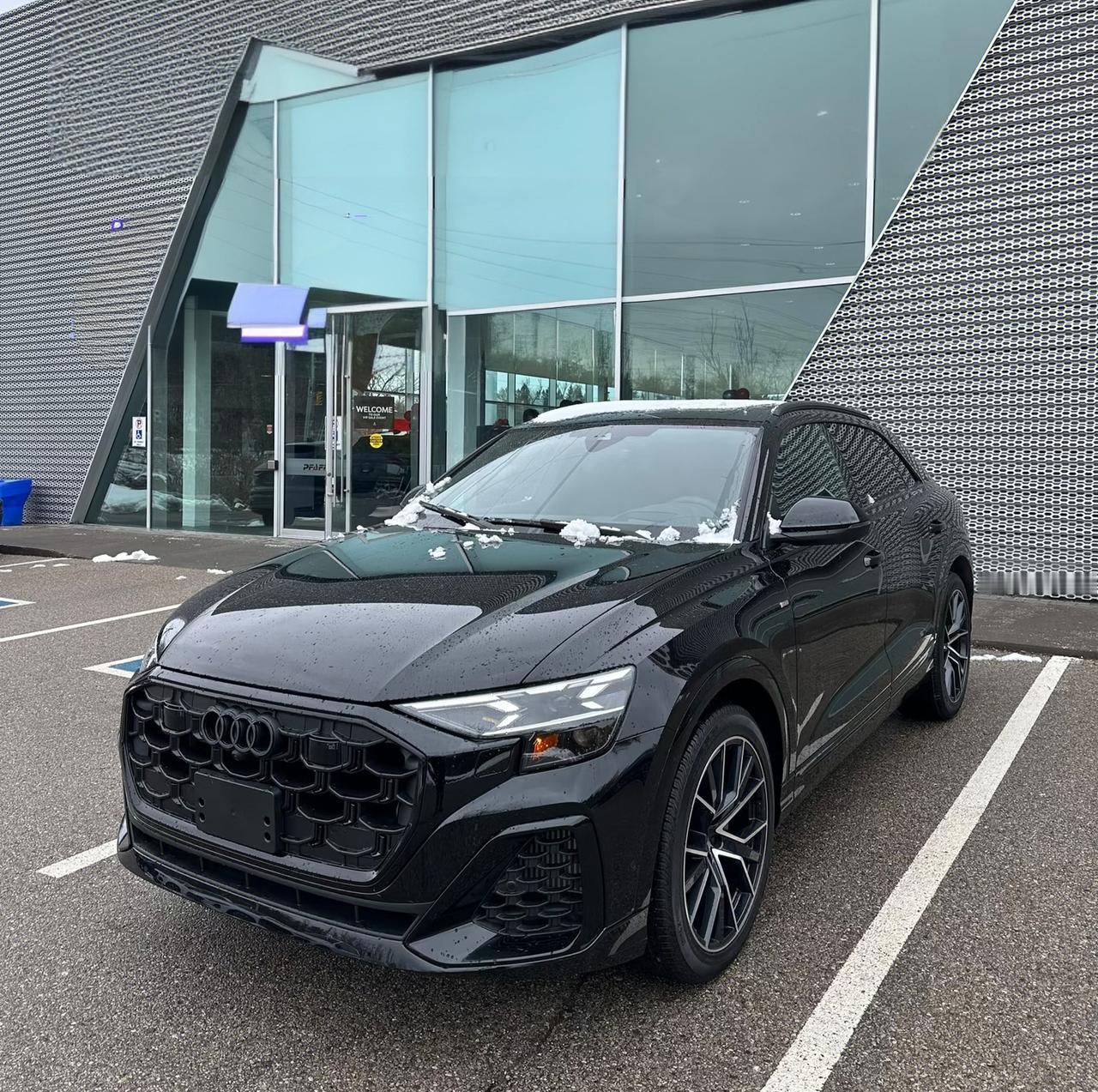 什么人在买Q8
不能说完全相同，只能说一模一样，内饰照抄Q7，外观却像大号Q3，