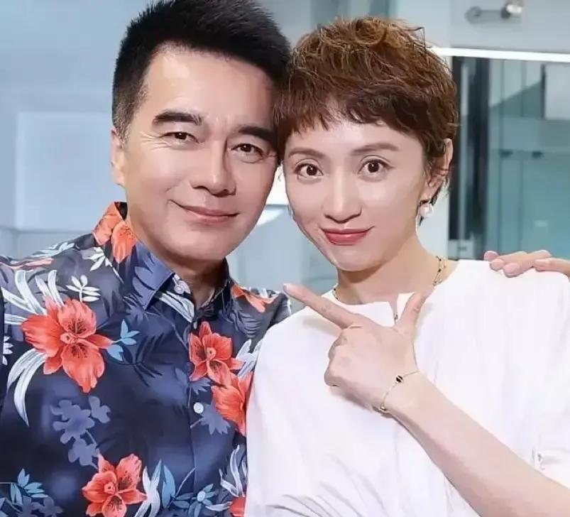 网信办重拳整治的“虚构遗憾”视频，正被300万人点赞。
他们拼接许亚军和何晴的旧