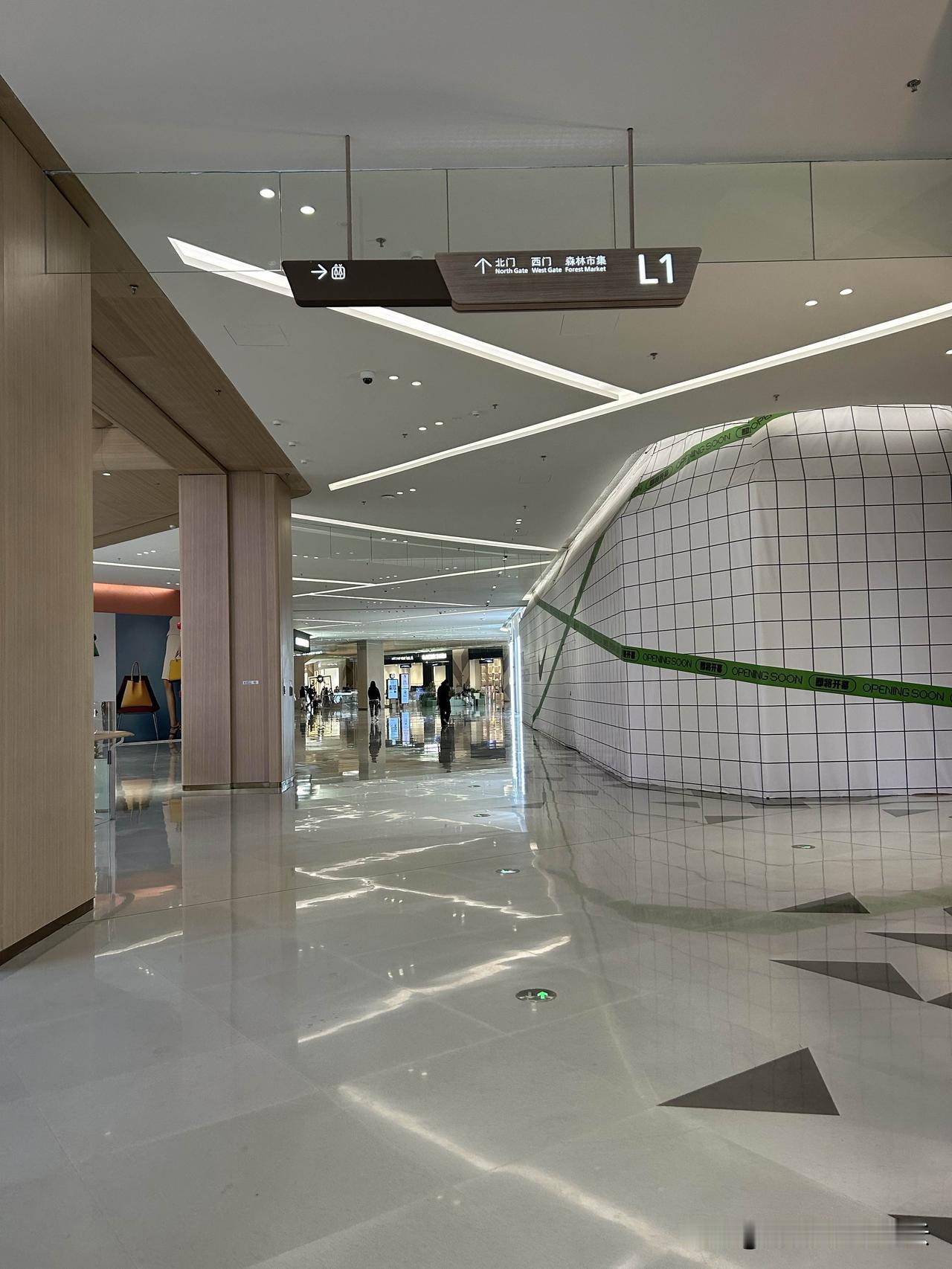 一般现在新开的商场，一个字，就是臭，什么味道呢？

大概率全是装修材料的味道。