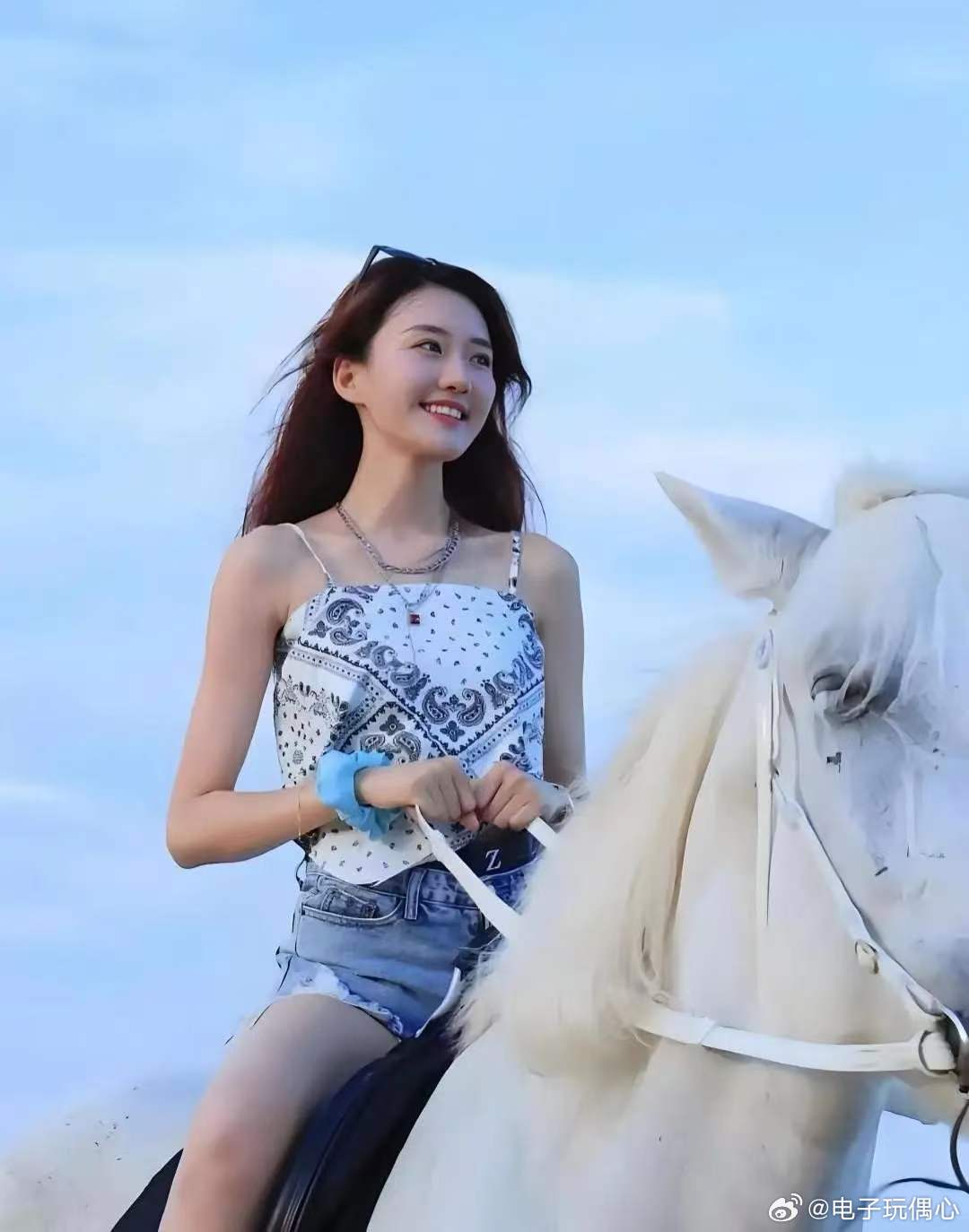 闫学晶的儿媳妇，看上去比婆婆好看多了哈 