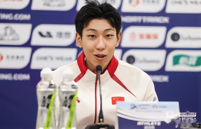 孙龙摔倒 短道速滑选手孙龙：失误后被网暴至手机死机，有过想结束自己。近日，短道速