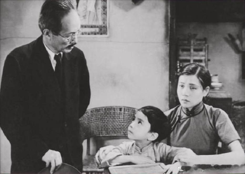 1934年电影《神女》剧照，老校长（左，李君磐饰演）对阮嫂（右，阮玲玉饰演）母子
