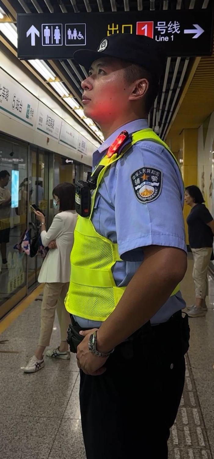 辅警协助民警约束醉酒人员并不违法，这属于其依法履职的正当行为。

辅警不具备独立