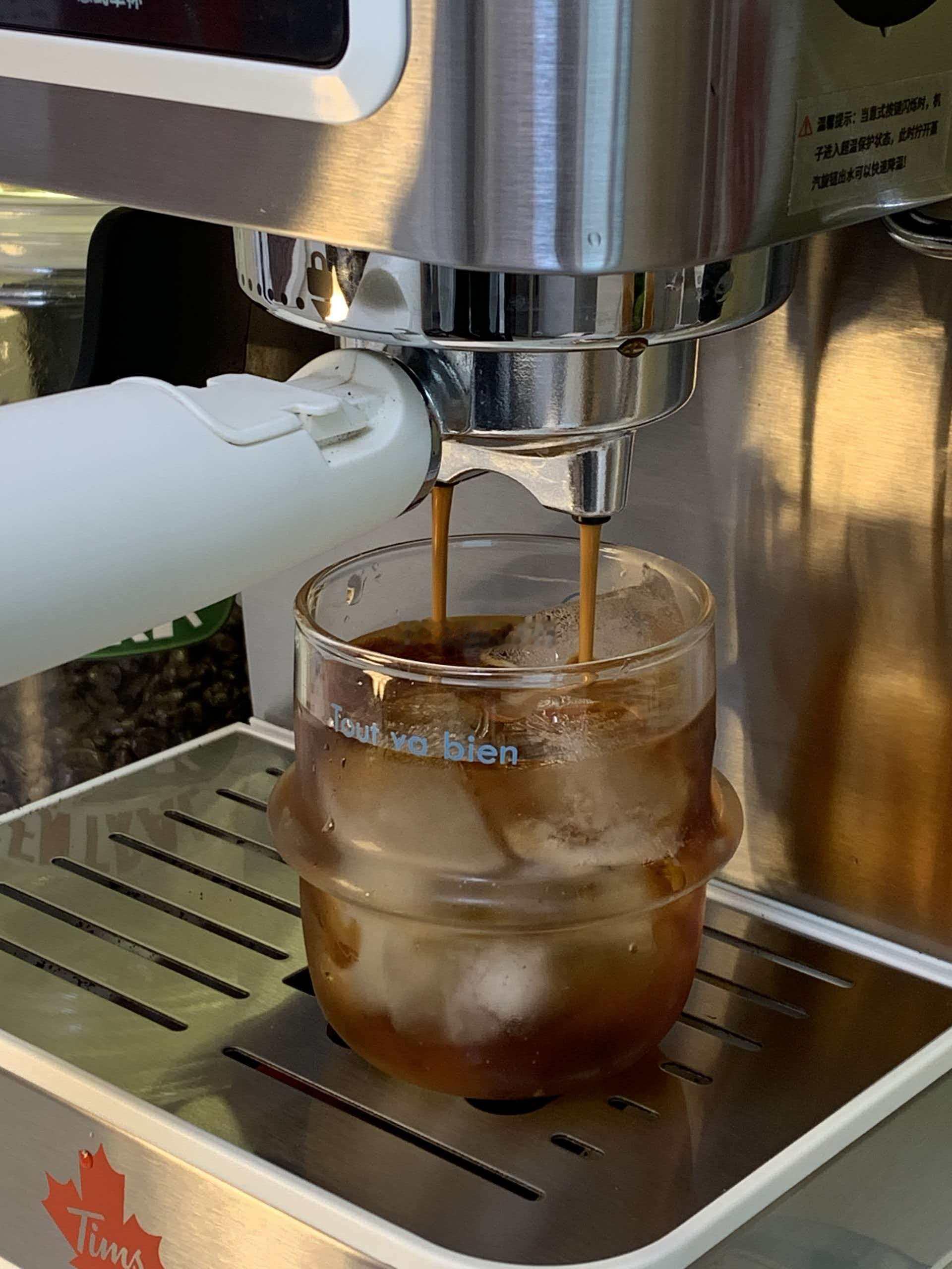 牛马们！周五了！来杯咖啡撑一下就到周末了！！！ 