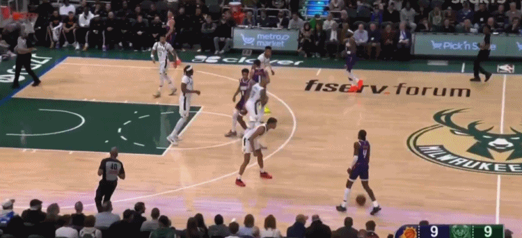 杰伦格林这球帅炸啦
格林用魔法了吧，一个简单的急停，就把雄鹿球员吉昂给晃倒了。