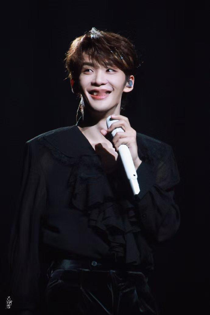 王赫野台上忘词台下转圈 王赫野台上忘词有点小失误现场，下台后转圈释放情绪，直播中