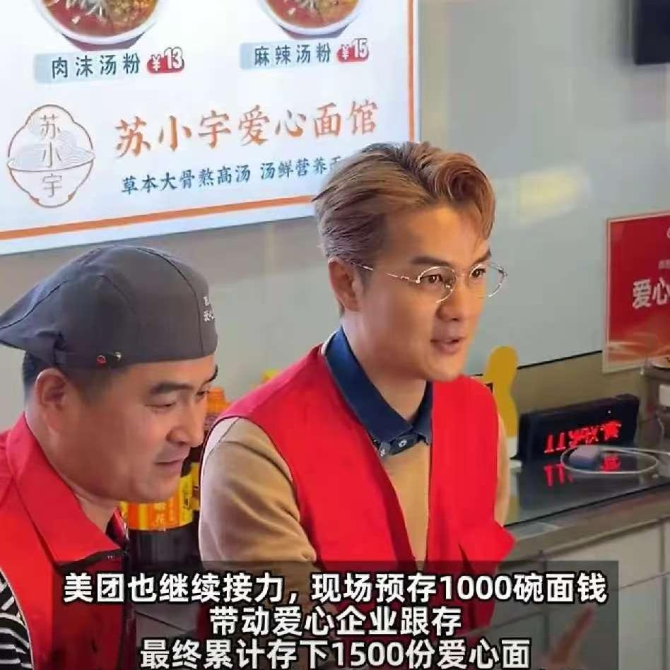 吴克群，太接地气了！

3月9日深夜，青岛城阳区街头，一个穿着黑色大衣的男人蹲在