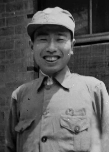 1964年10月16日15时整，广播里传出低沉而清晰的播音员声音：“我国第一颗原