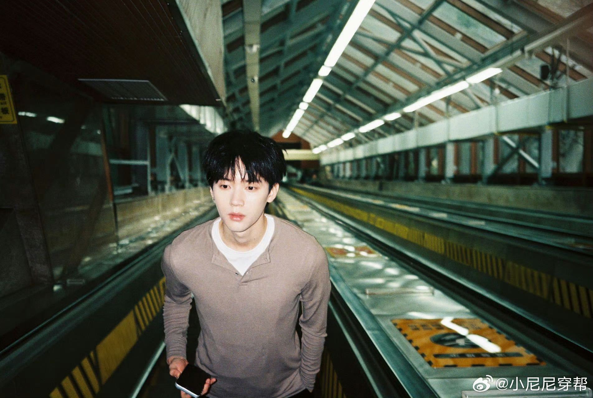 周翊然1天5组物料周翊然58张新图 密集物料太幸福啦，58张高清美图风格百变，周