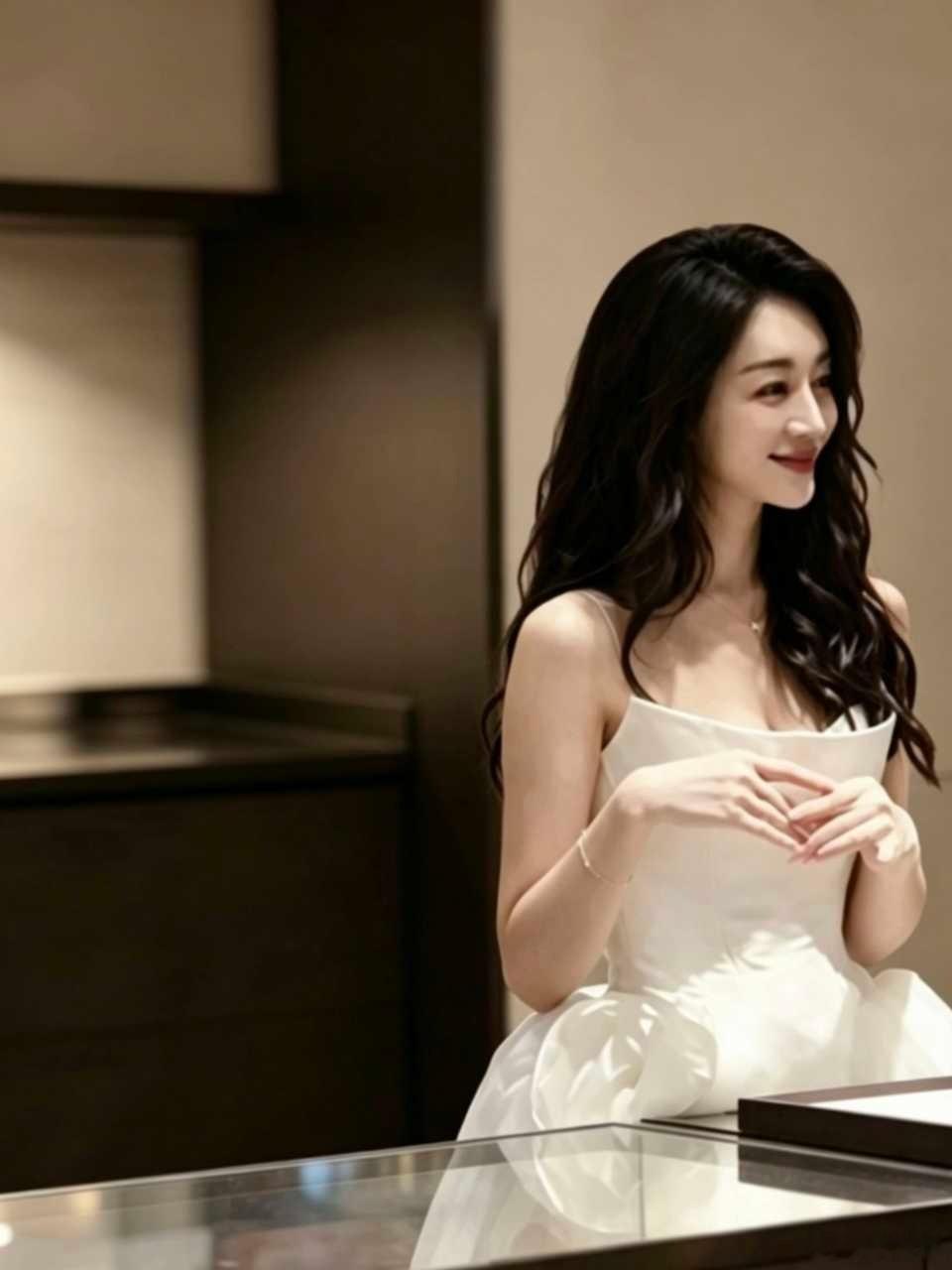 李小冉凌晨3点还在吃蛋挞忙碌过后的深夜犒劳，一份热乎蛋挞，陪伴李小冉度过凌晨三点