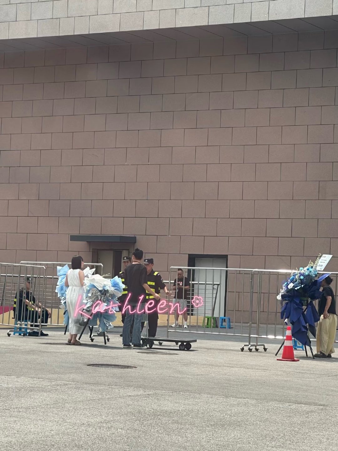 蔡依林给王俊凯演唱会送花篮 蔡依林给王俊凯送花篮从同台合唱《心引力》到如今花篮送