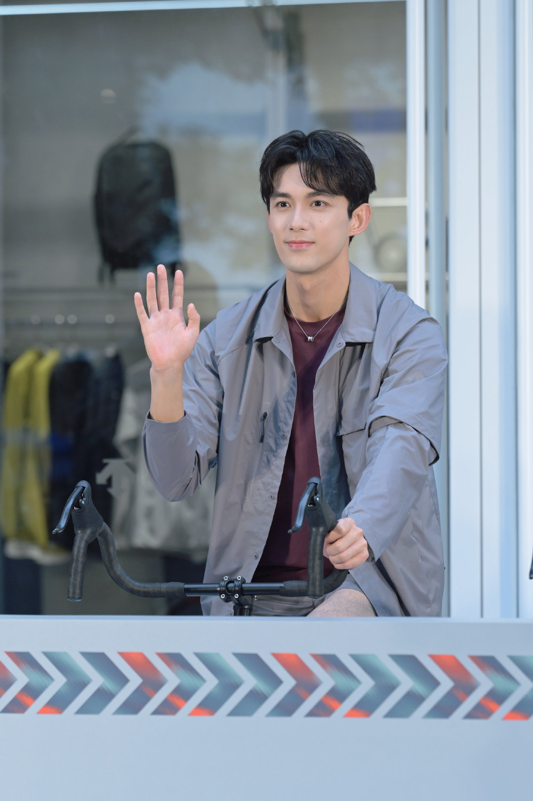 吴磊骑行社成团 以风为伴，自在骑行～吴磊线下活动帅气出镜，尽显专业运动魅力！ 