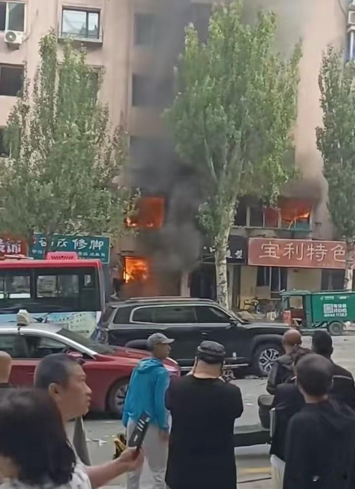 辽宁本溪临街商铺突发液化气爆炸事故，现场浓烟滚滚、火光冲天，商铺损毁严重，事故夺