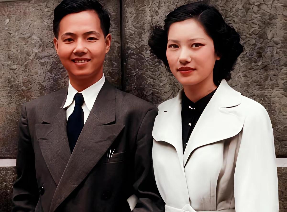 1948年，圣诞之前，20岁出头的李政道，在芝加哥火车站等候朋友的表妹凌萱时，她