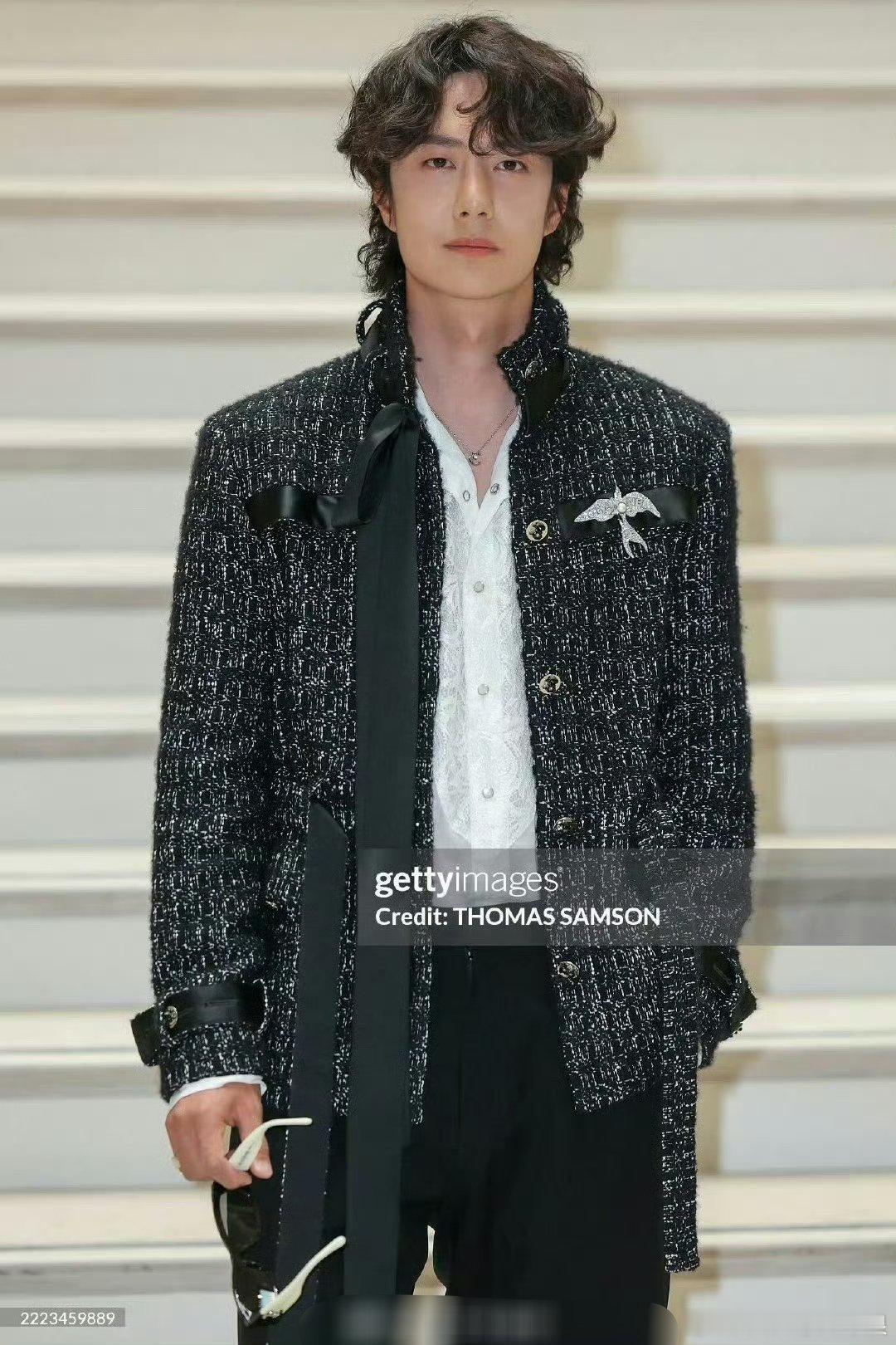 王一博香奈儿巴黎高定时装周G社生图，卷发王子！是不是扛住了？ ​​​
