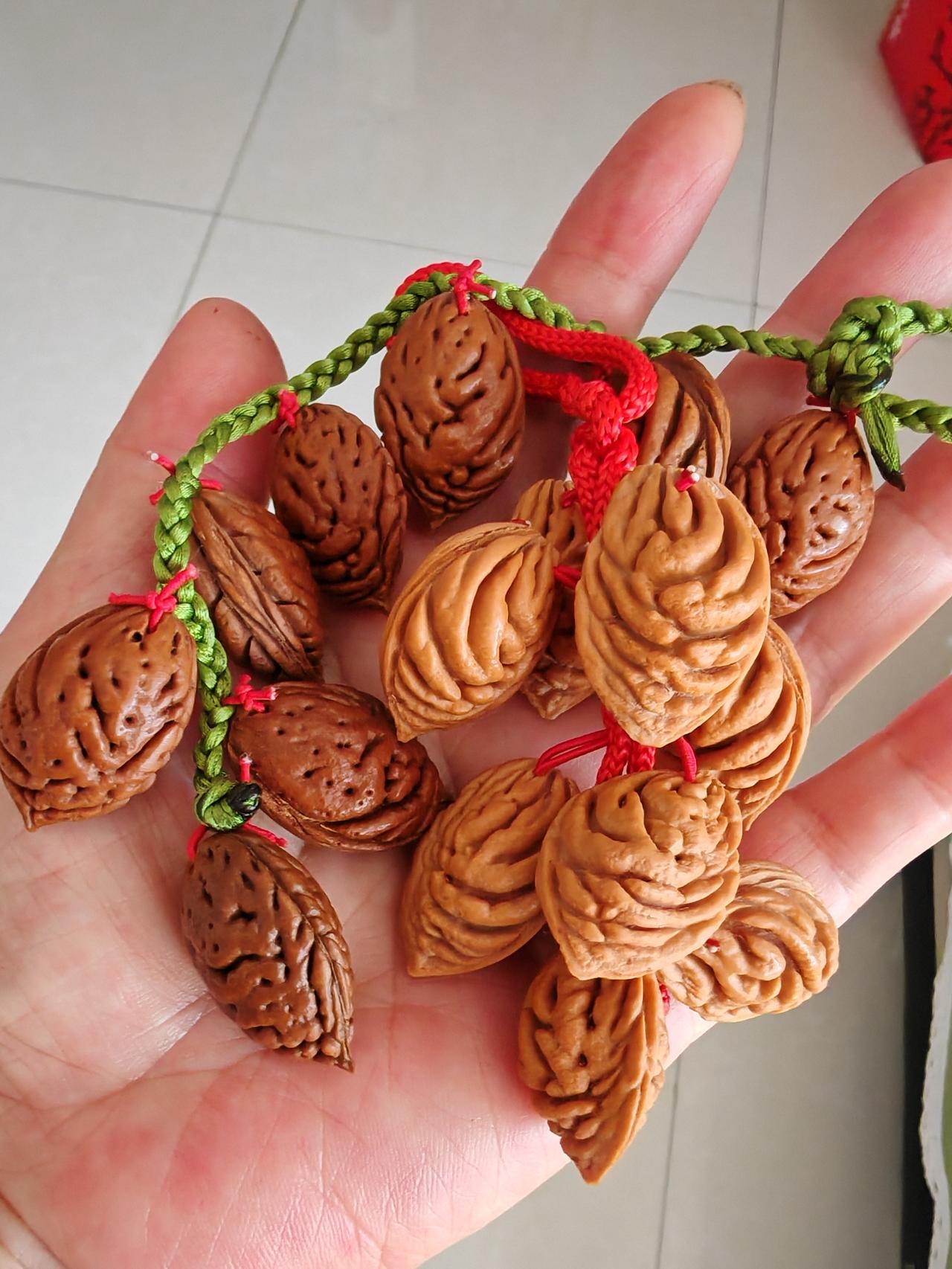 只要在众多的桃核中多看一眼，总会有一枚合上你的眼缘。
一种桃树千百年的传承，只为