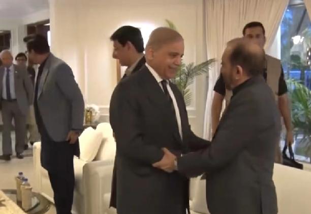 万斯要交投名状了，看看万斯有没有彭斯的胆量。谈不好就赖你！特朗普话里有话，党内之