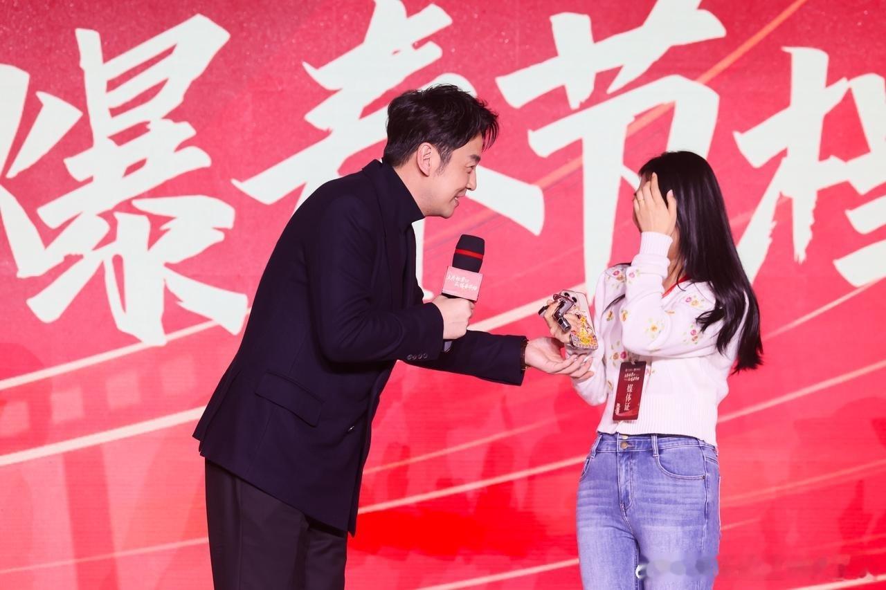 #用雷佳音的哑铃可以瘦成贾玲# 雷佳音这是彻底换赛道了，今天这身非常的魅力大叔！
