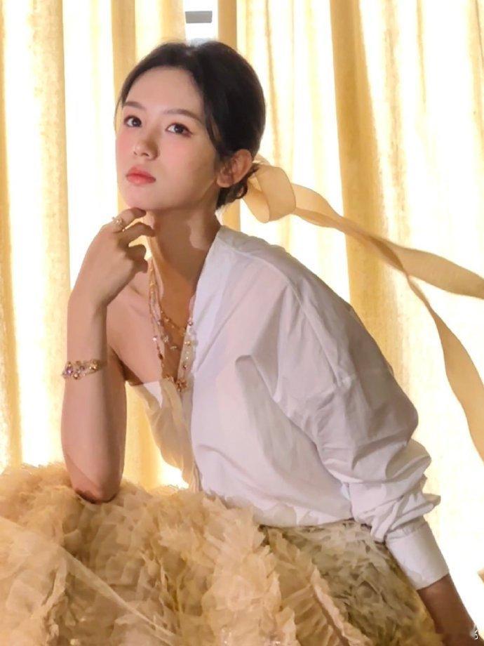 周也回归现偶周也真的很适合现偶这种类型，颜值也是非常哇塞呢，很喜欢这种与生俱来的