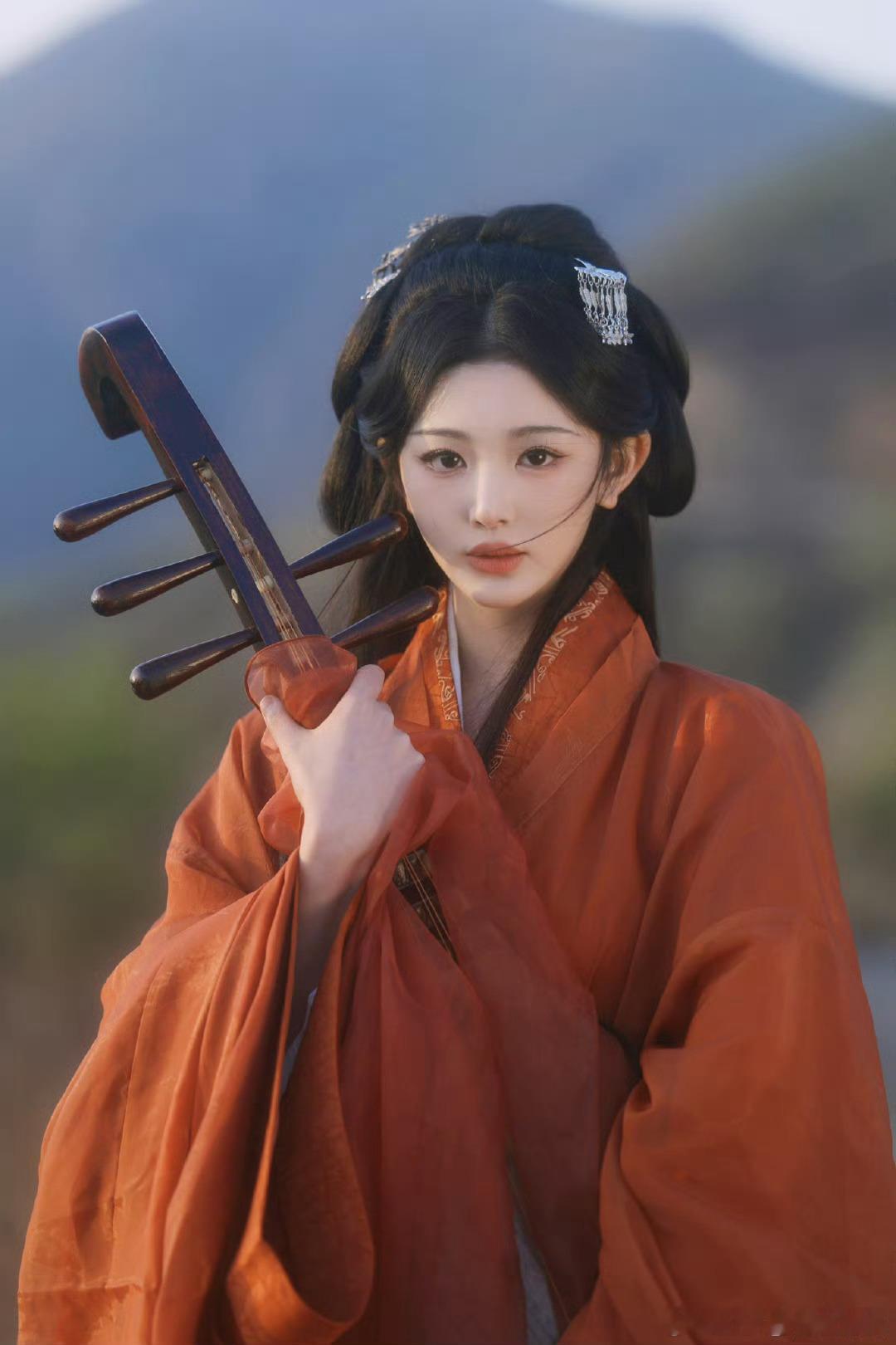 孔雪儿战国袍 孔雪儿的战国袍造型美到失语！百花杀路透中，一袭蓝衣明艳夺目，将她的