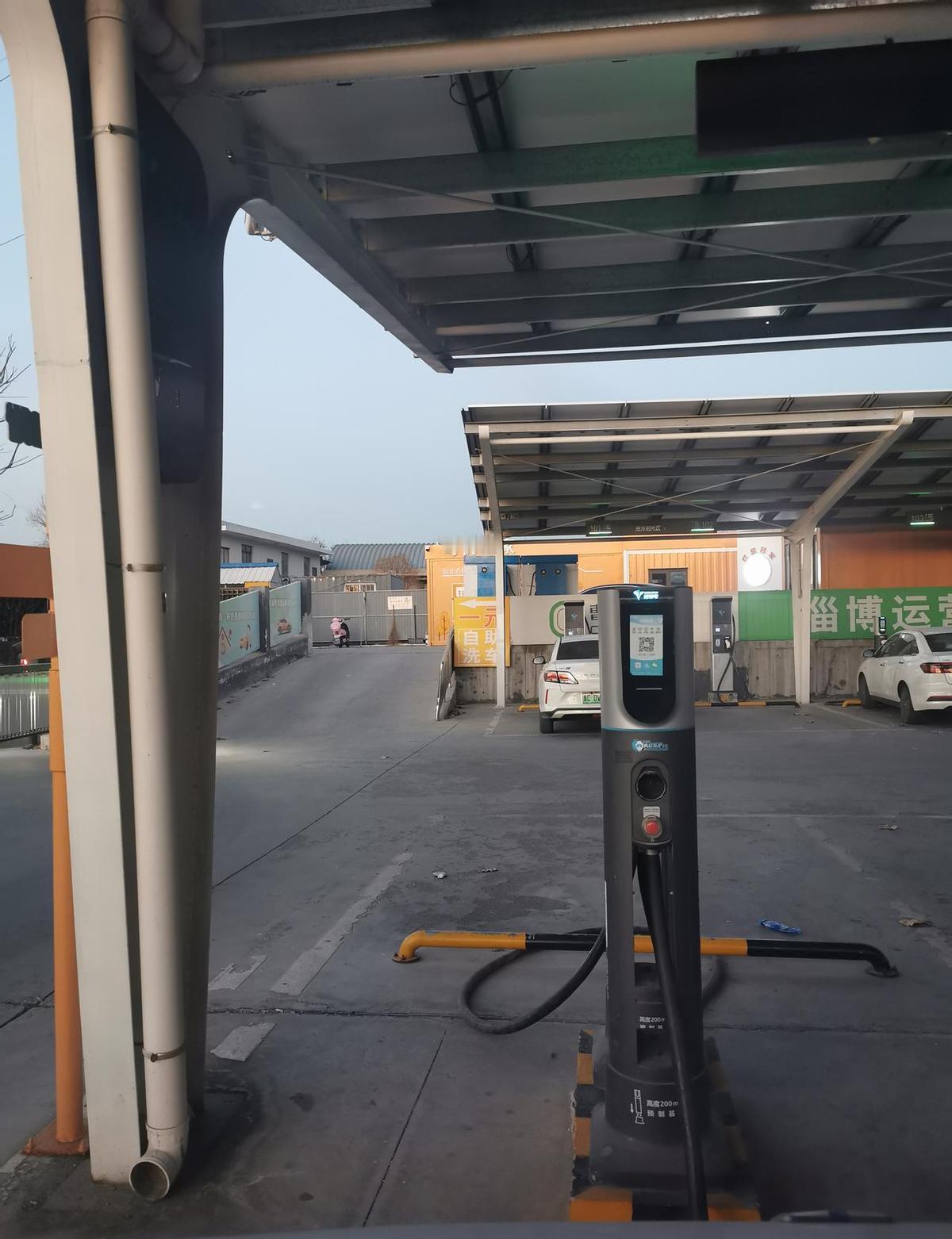 中午去充电站简直像在打仗，一百多个桩全满还得排大队，结果一到下午5点下班点，全场