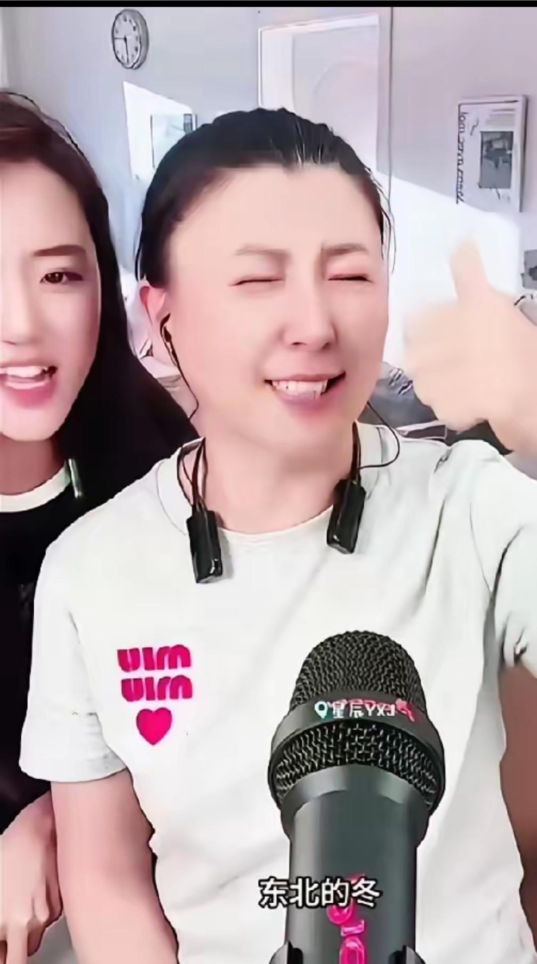 忘了伤疤不怕疼的闫学晶，又在直播了，前几天她的事，闹得沸沸扬扬，消停了几天，又开