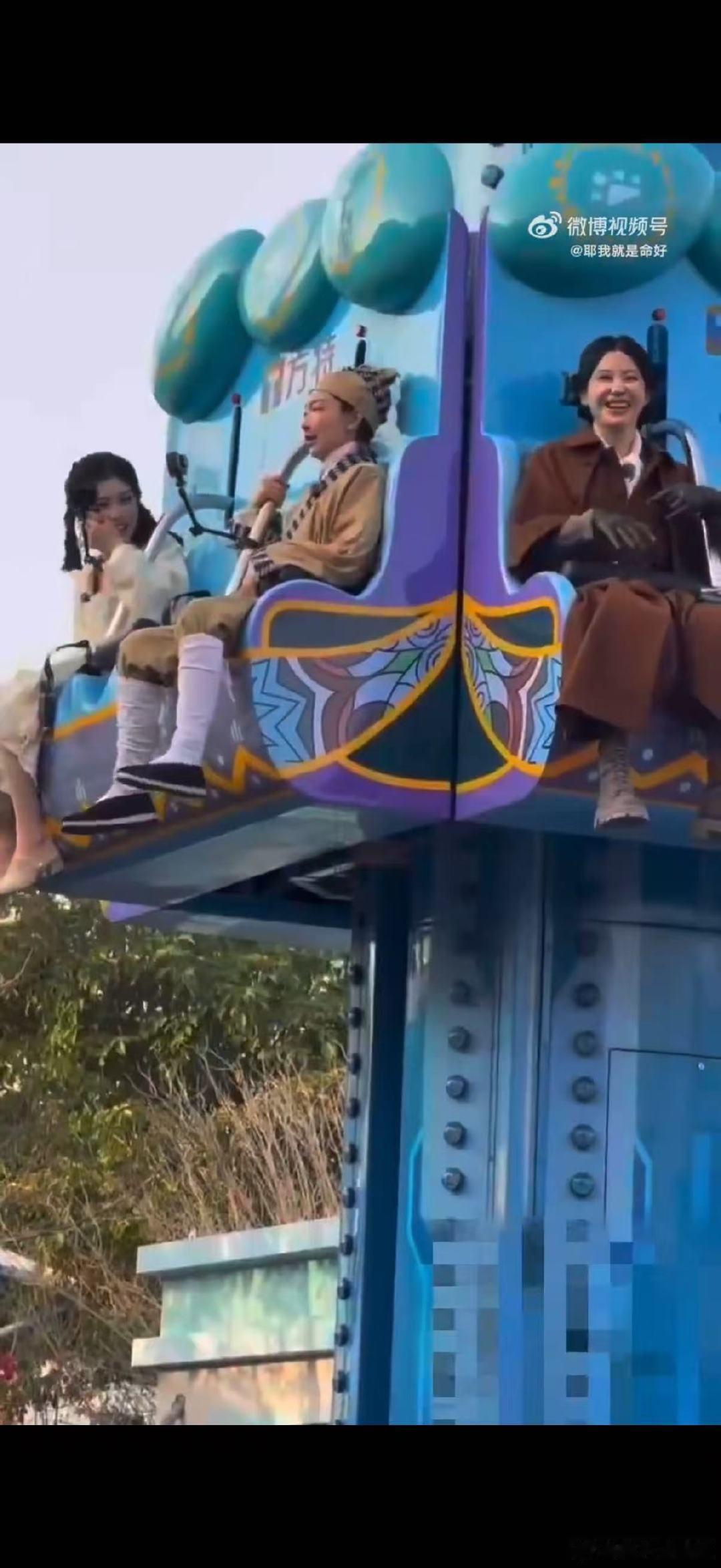 周冬雨 别让影后干这个周五晚高疯周冬雨cos欧阳锋玩跳楼机名场面！尖叫同步抬腿，