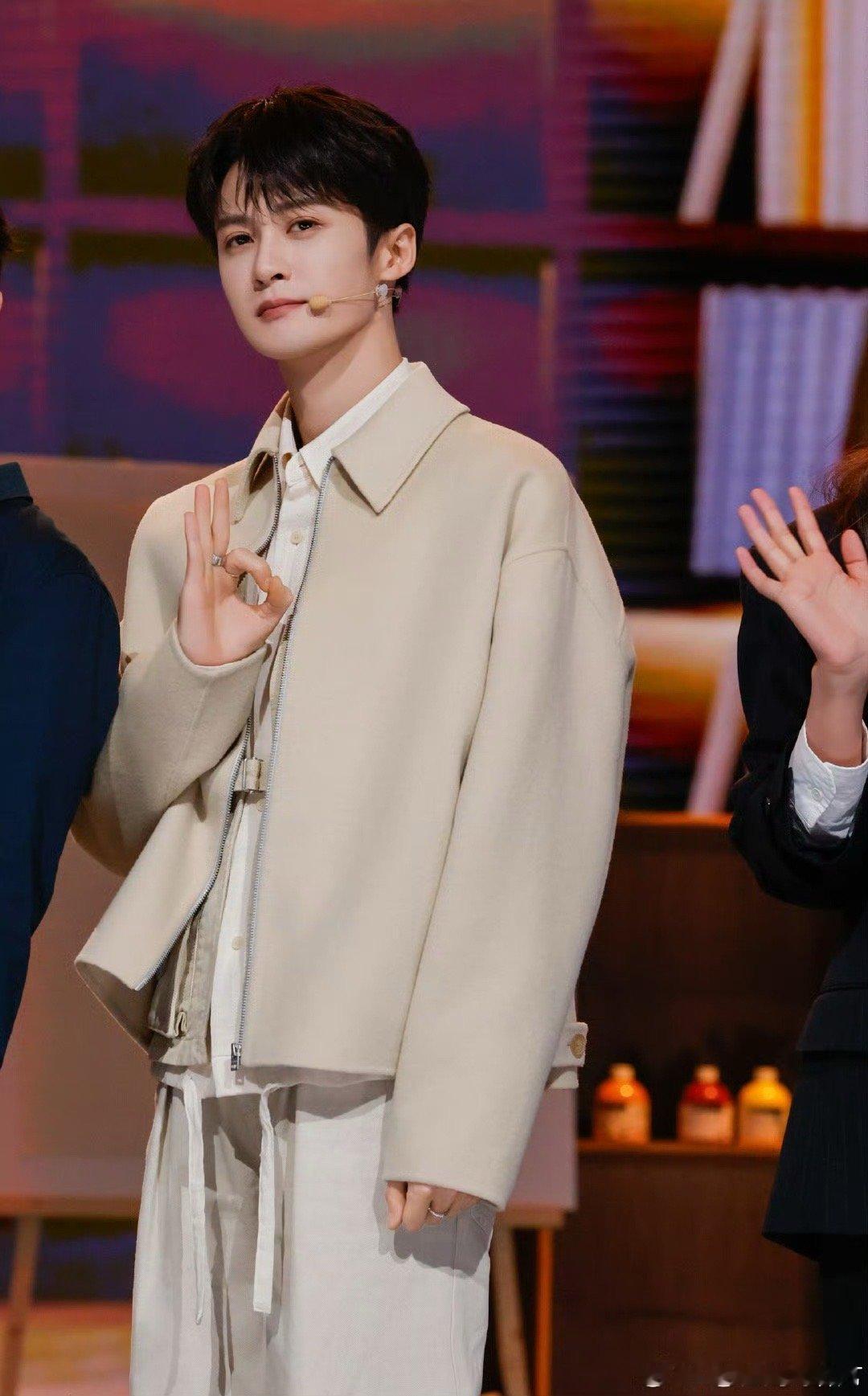 檀健次猫咪警官  猫咪警官就是抓老鼠滴，把阴沟里的老鼠全抓住[春游家族][春游家