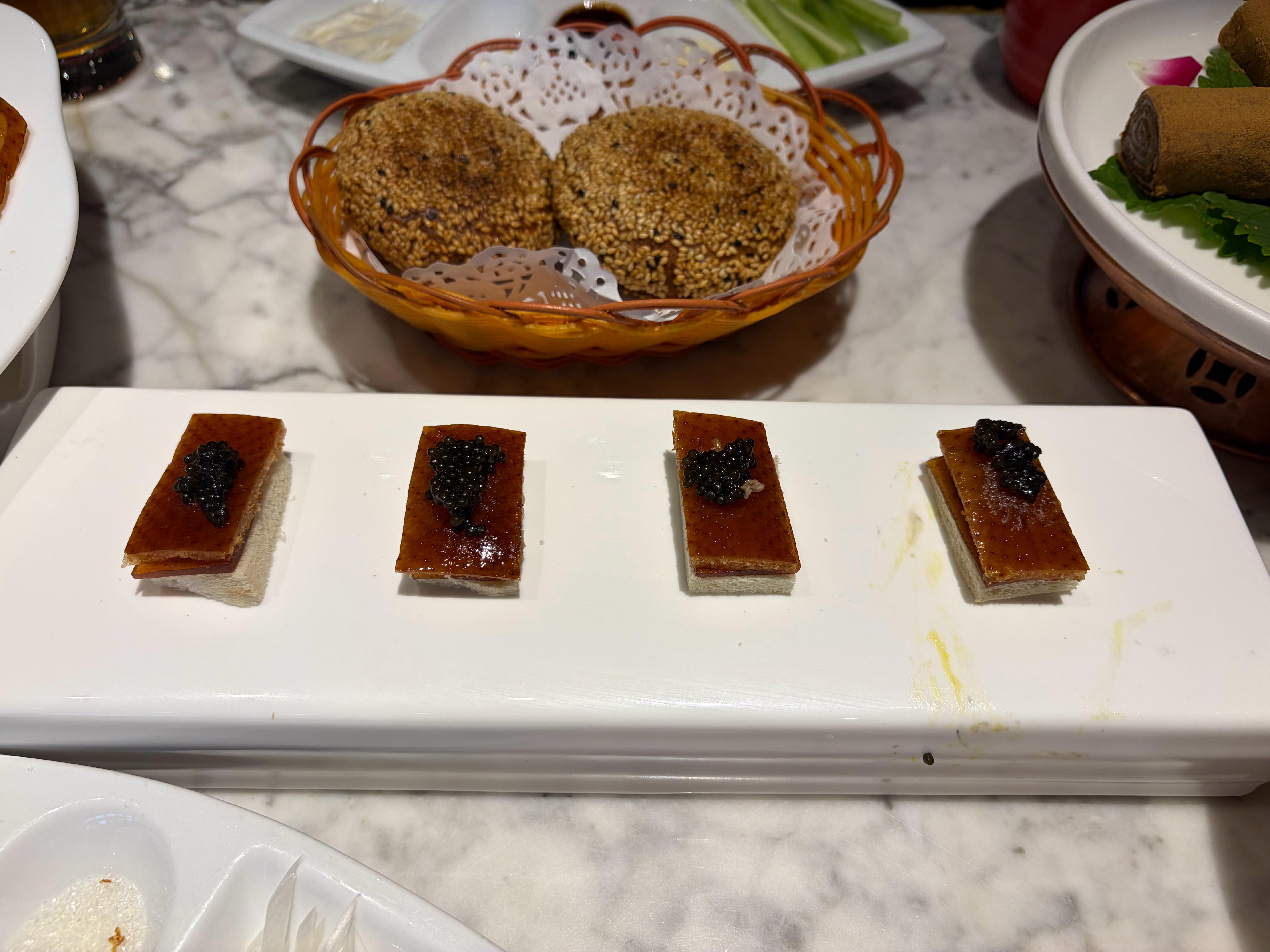 仙仙到北京了鸭子金黄酥脆——片鸭师傅刀锋一落荷叶饼摊开，甜面酱一抹葱丝黄瓜一夹，