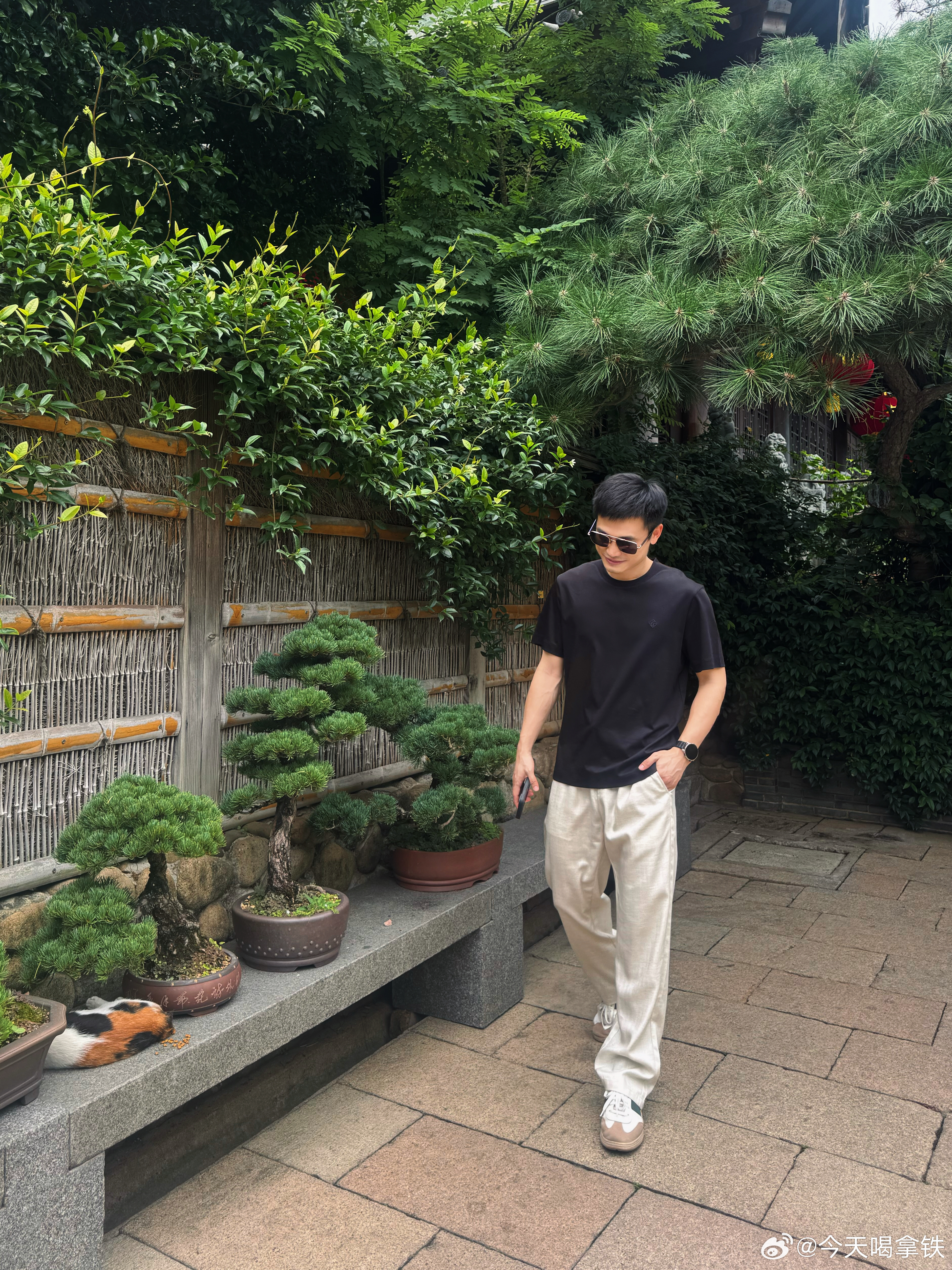 来剪头发了。第一次剪短发因为之前是卷卷发，所以意外弄出了很好看的少年感，结果第二