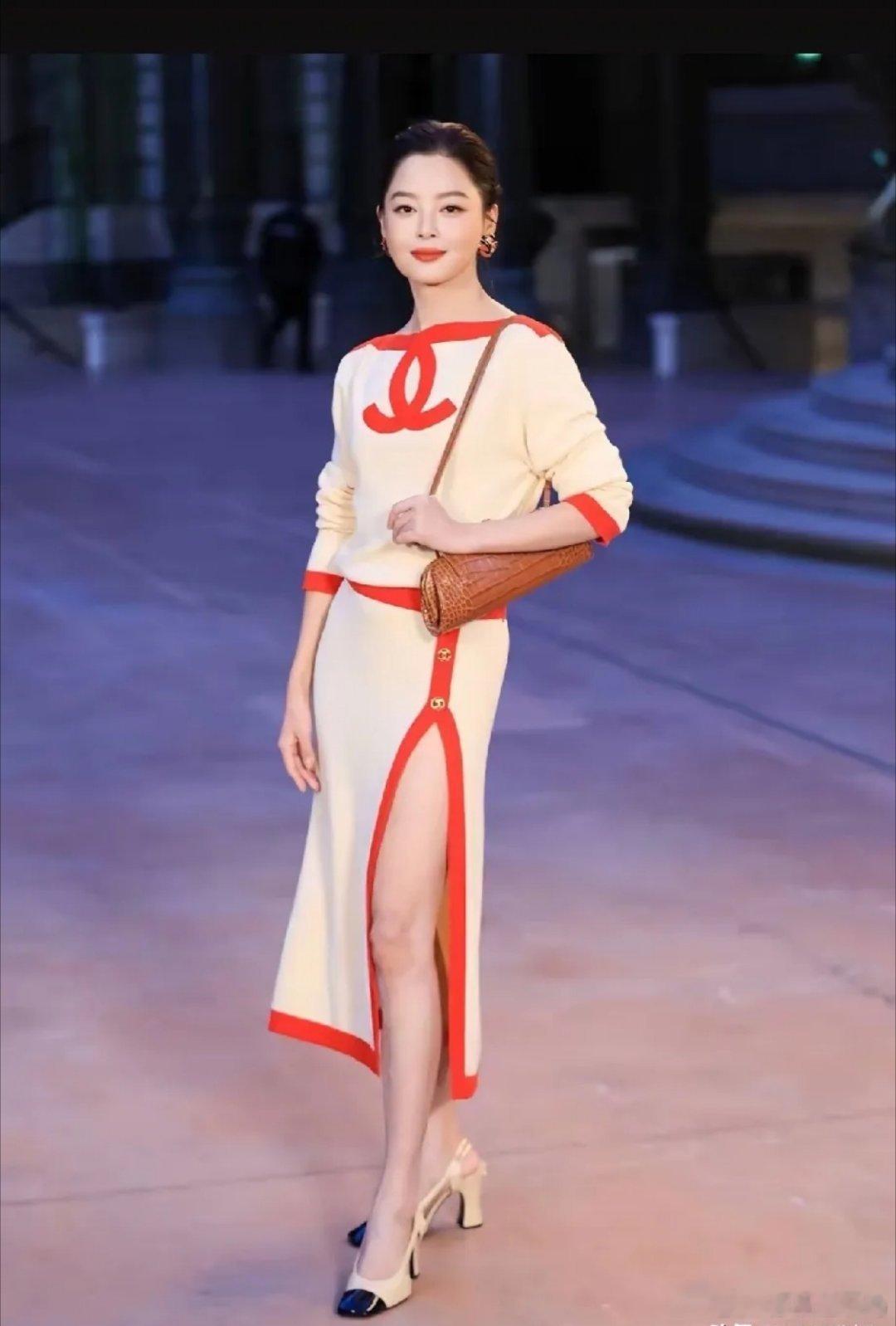 辛芷蕾香奈儿大秀生图直接出圈！米白撞红针织套装复古优雅，气场稳稳拿捏✨巴黎时装周
