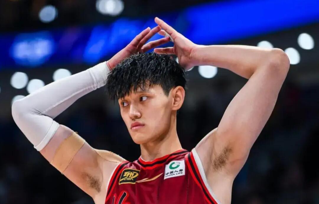 曾凡博暂不出战新赛季曾凡博暂别新赛季引热议，续约分歧难弥合，首钢争冠计划遇阻，球