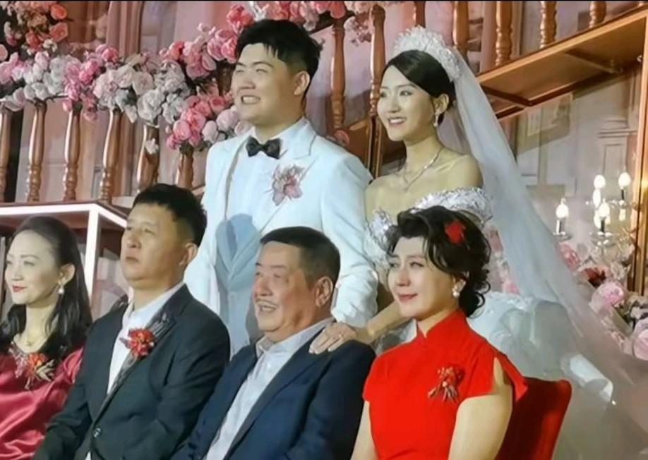 让儿媳妇吃自己的剩饭，让儿媳妇穿自己的旧衣服，这就是闫学晶干的事。咱也是婆婆可不