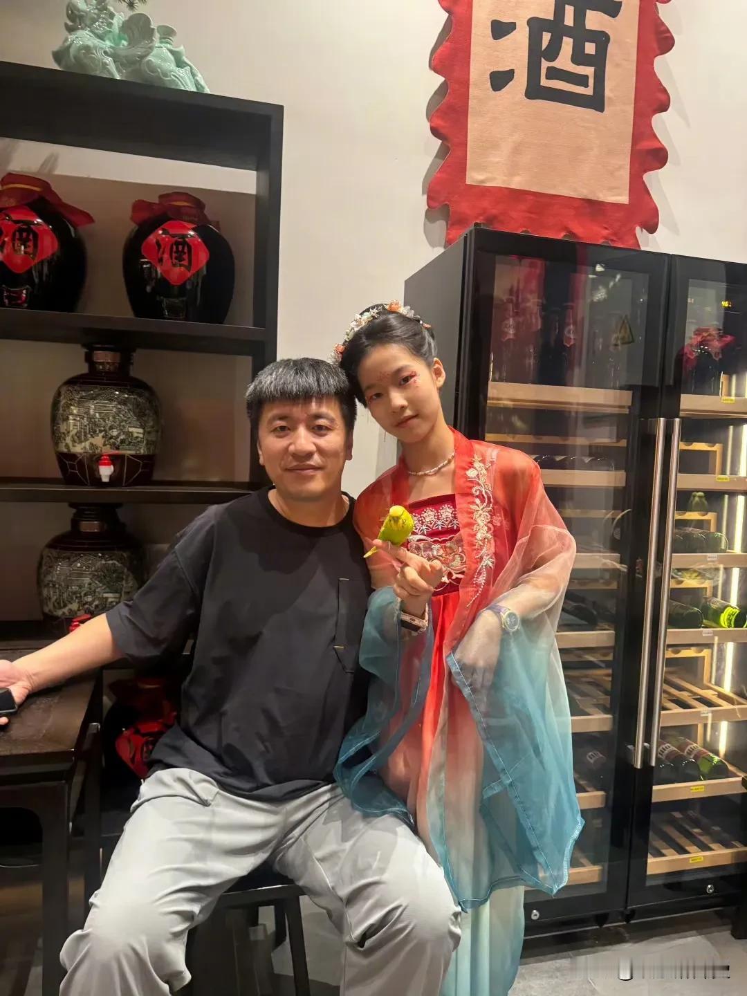 41岁张雪峰和34岁李丽婧所生的女儿张姩菡(nián hàn)已经10岁了，张雪
