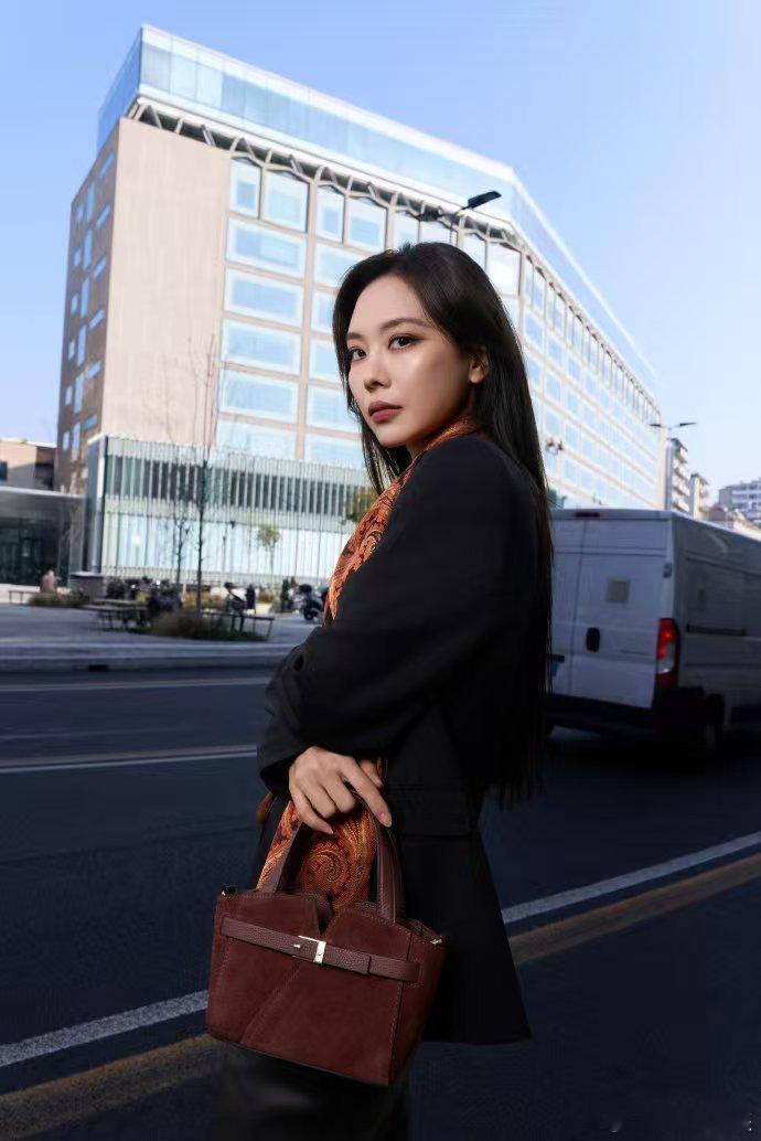 G社镜头下的王霏霏 王霏霏米兰时装周生图来啦！G社镜头下她状态惊人，皮肤吹弹可破